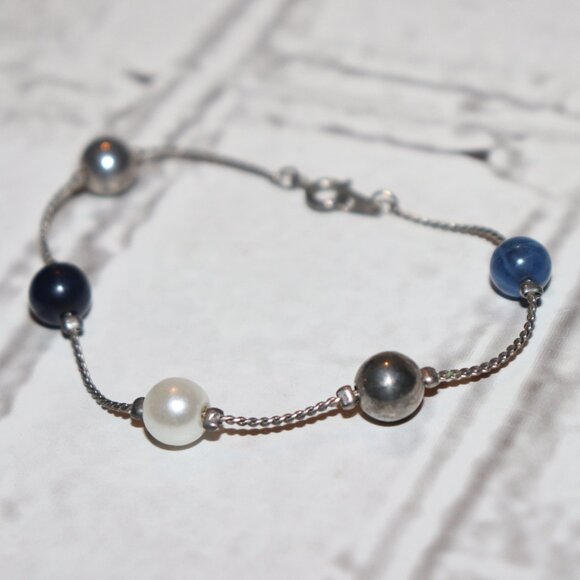 🌊 Silver & Blue Beaded Bracelet · Faux Pearls · 7.25" · Coastal Cool 🌊 - Picture 1 of 4